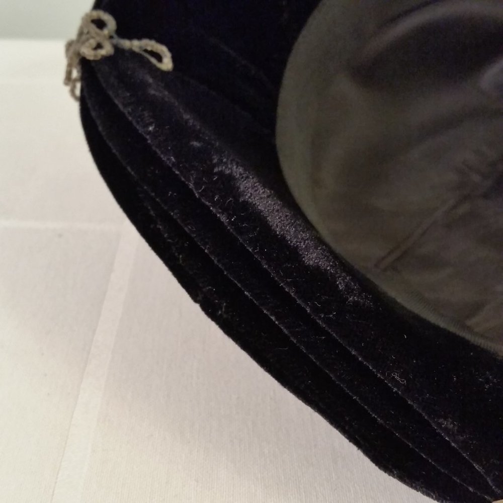 Vintage Black Velvet Hat from the 1940s - Picture 9 of 13